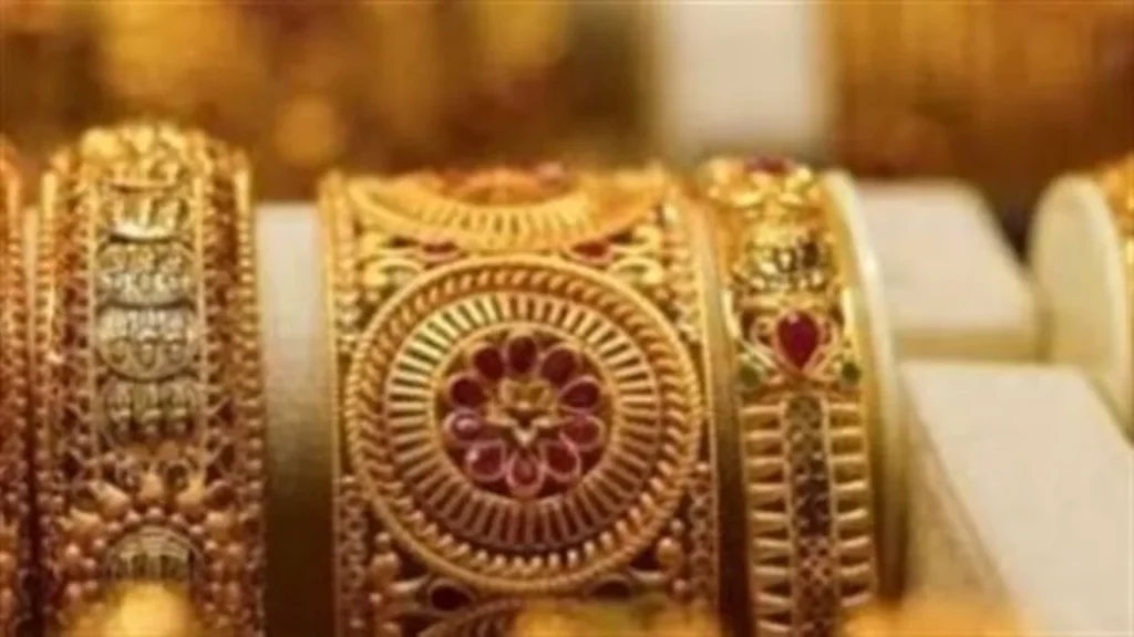 تذبذب أداء الذهب بين البورصة العالمية والسوق المحلي وتوقعات تحركات الساعات المقبلة